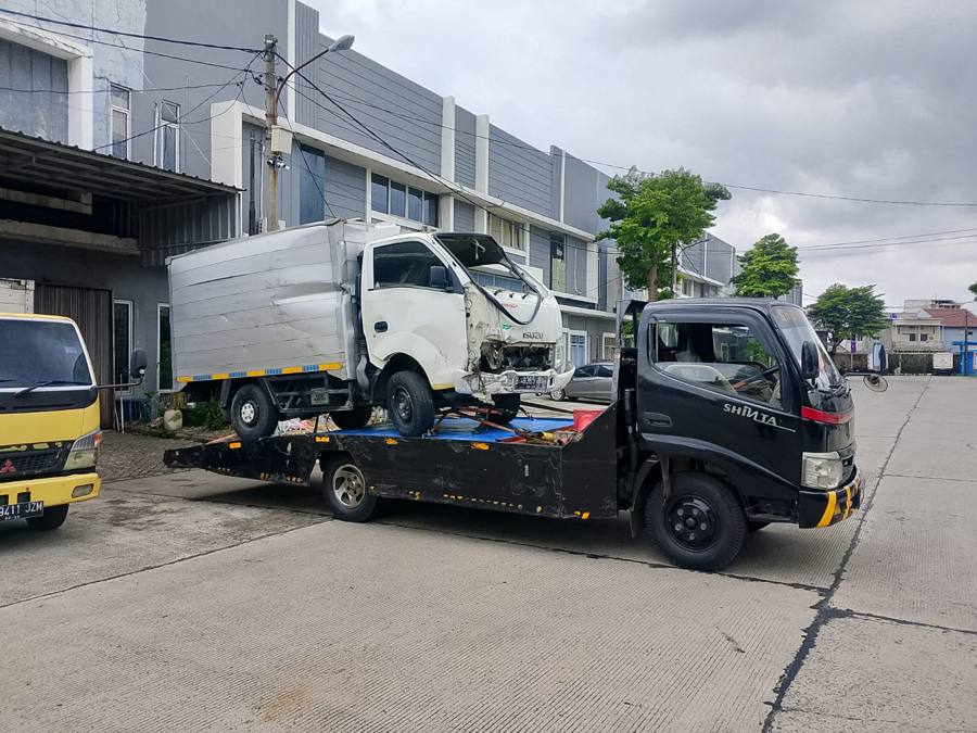 Truk rusak diangkut truk towing