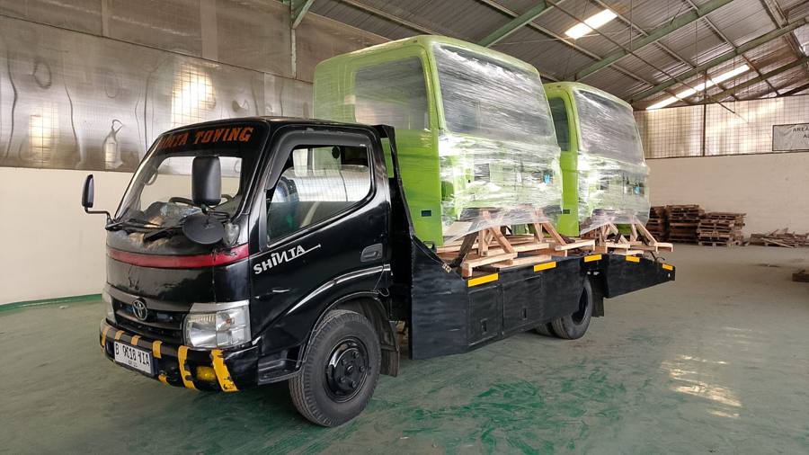 Kabin truk terbungkus plastik di atas truk towing