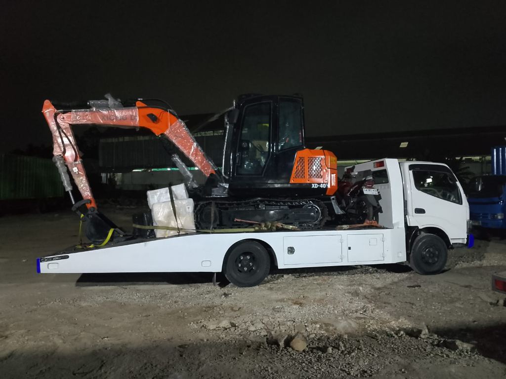 Pengiriman alat berat menggunakan truk towing