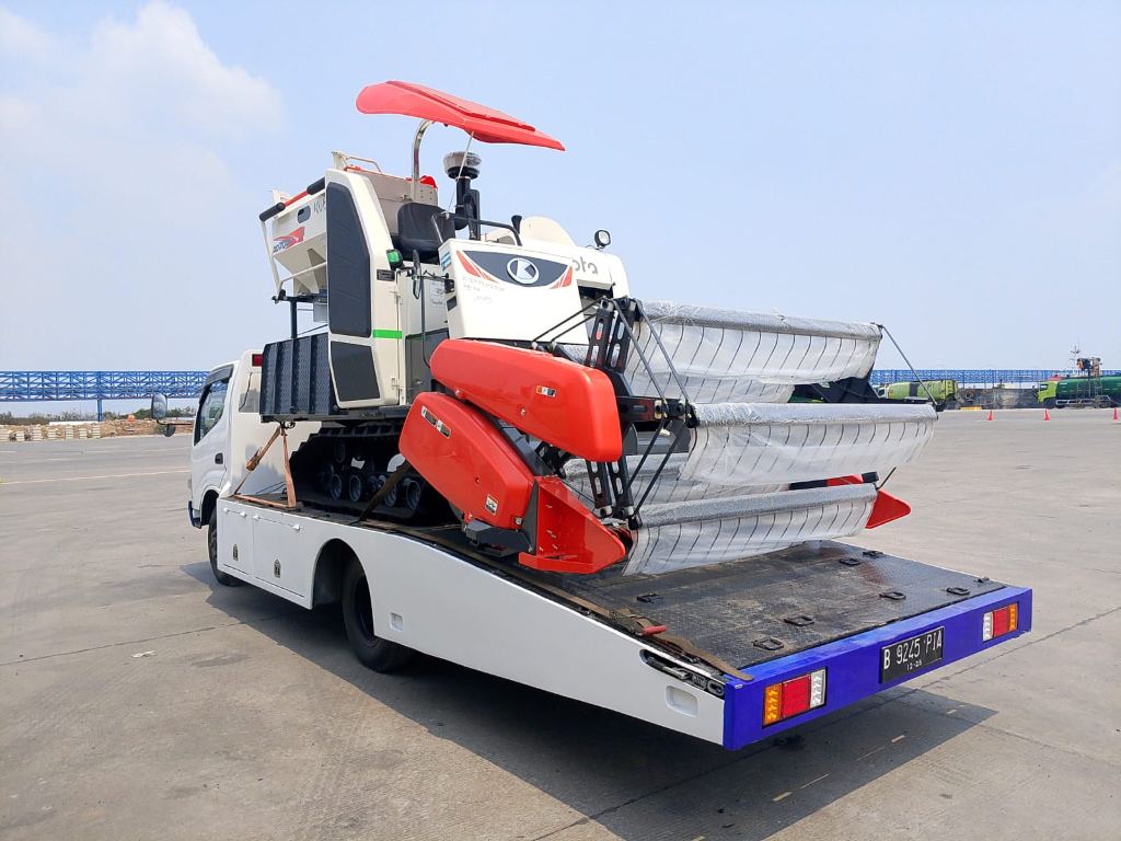 Pengiriman alat pertanian menggunakan truk towing