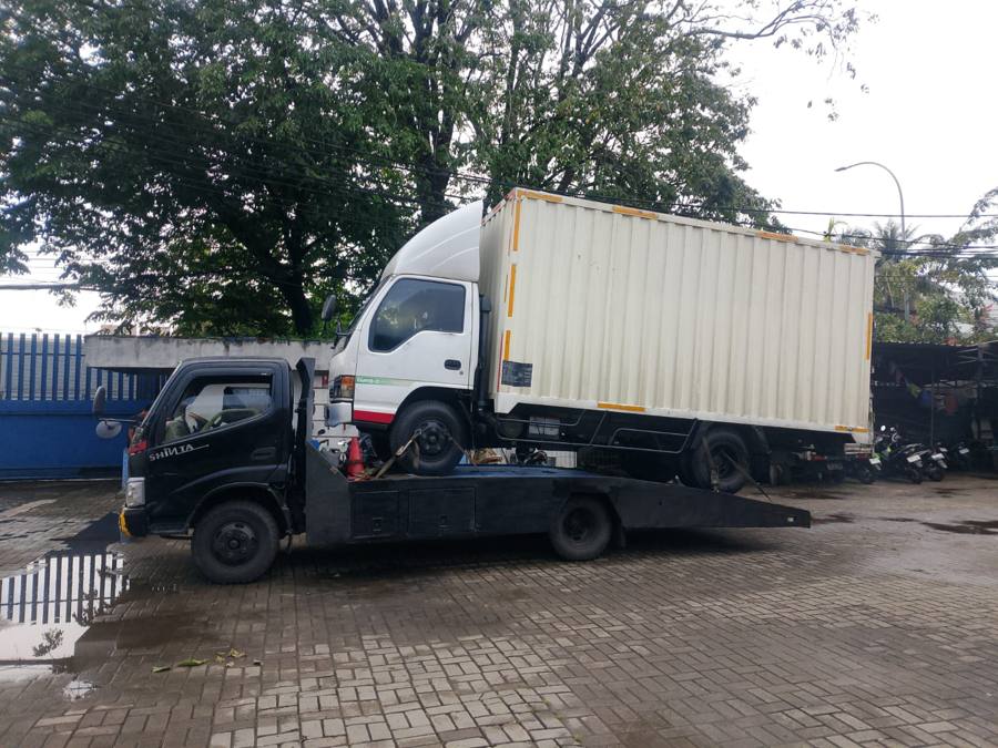 Truk boks di atas truk towing